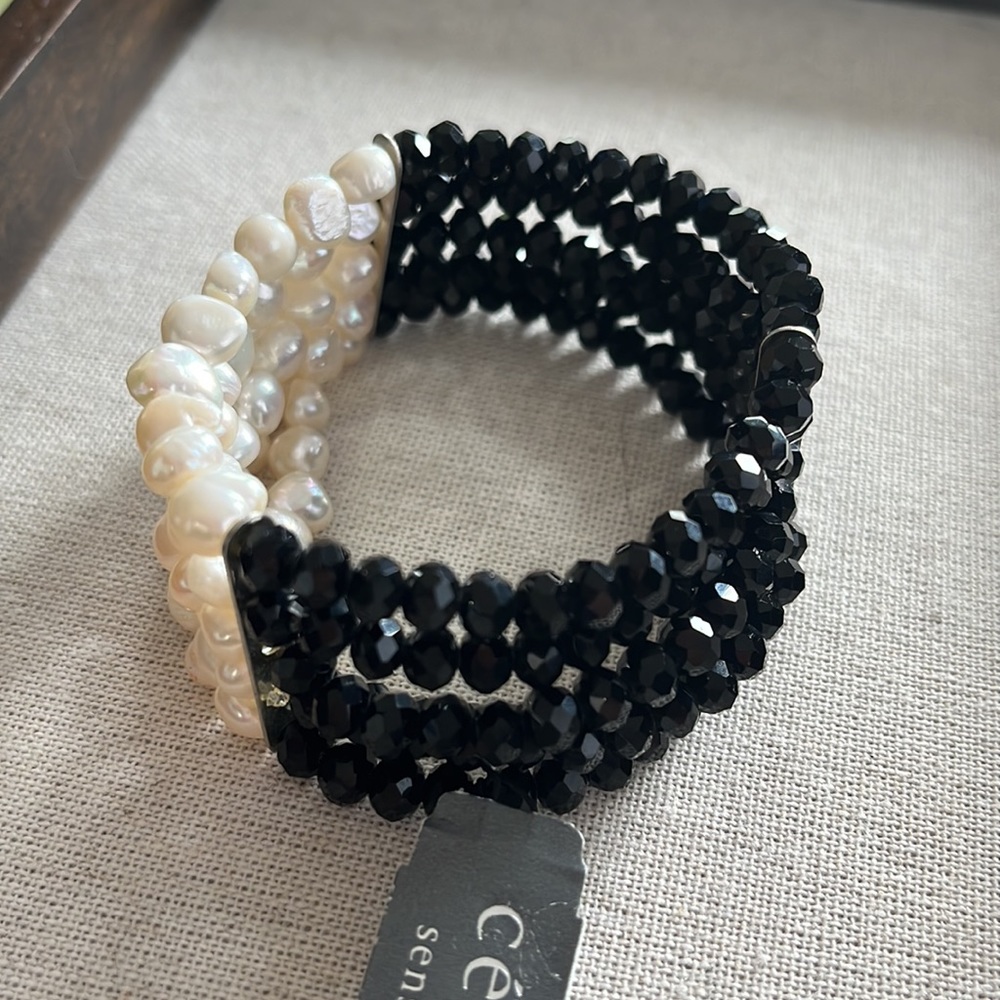 NO DISCOUNTS Cezanne black and white freshwater pearl stretchy bracelet